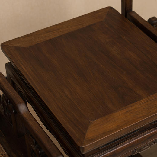 清 红木三攒靠背攒接拐子纹扶手椅（两椅一几） 商品图2