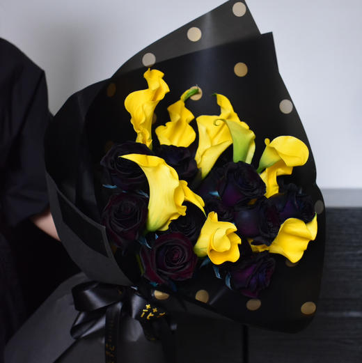 《黑骑士》黑玫瑰，黄色马蹄莲花束 商品图0