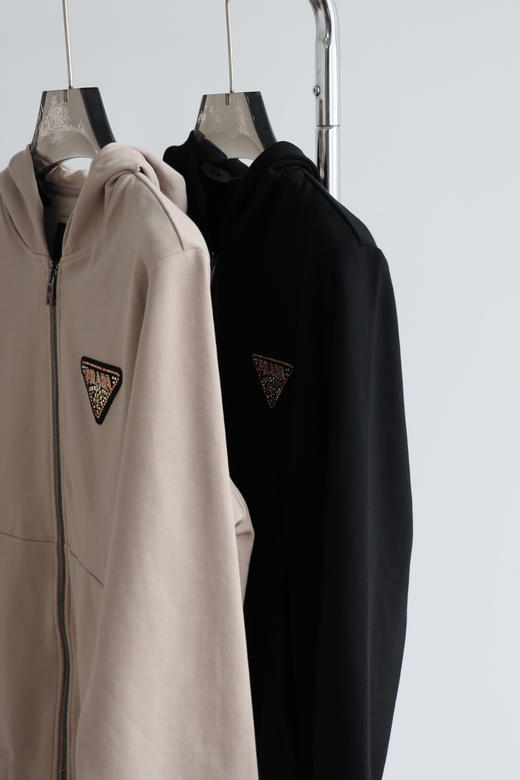 基本都卡其色勒 P.R.D 章仔花纹3角标 宽松拉链帽衫 WY741 商品图2