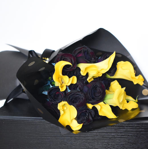 《黑骑士》黑玫瑰，黄色马蹄莲花束 商品图3