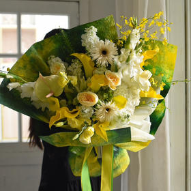 《芳华岁月》黄绿色花束