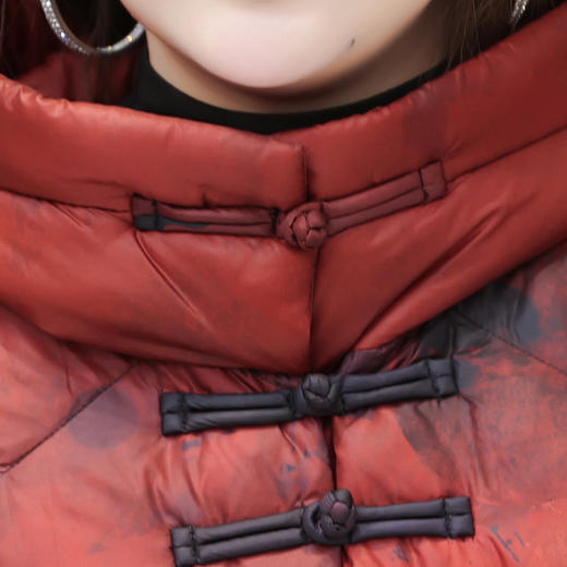 时尚气质，印花羽绒服妈妈装中长款连帽保暖复古白鸭绒羽绒服QYM-ZM-BSD22867-Y 商品图3