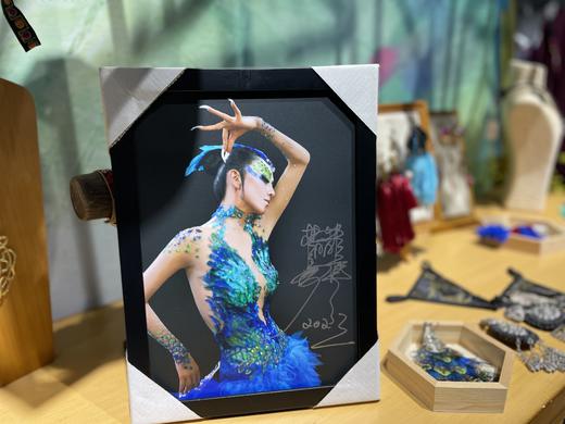 杨丽萍老师舞剧海报艺术画框 /亲笔签名少量库存 商品图2