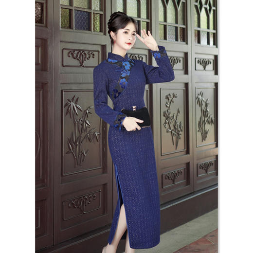 SYK907535纯色雪尼尔长款长袖旗袍2023冬季新款复古国风中老年女士宴会旗袍 商品图0