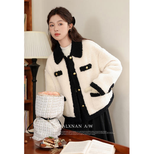 鹿向南《绒感微光》浅杏色短外套LXN32291 商品图3