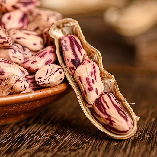 云南野地七彩花生    果肉脆而不硬  果形细长   甘香回甜   花生籽粒白底带紫色 色彩鲜明   包邮发出 商品图2