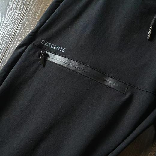 点此购买 迪桑特立体logo秋冬男子锥子版型梭织运动休闲长裤 LL 269792 商品图6