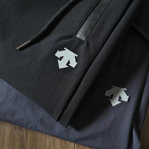 点此购买 迪桑特立体logo秋冬男子锥子版型梭织运动休闲长裤 LL 269792 商品图4