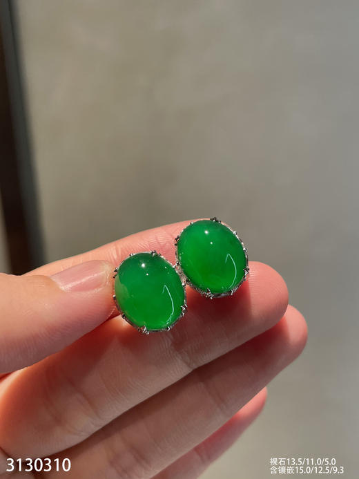 老坑艳绿蛋面耳钉【3130310】具体价格微信咨询 商品图0