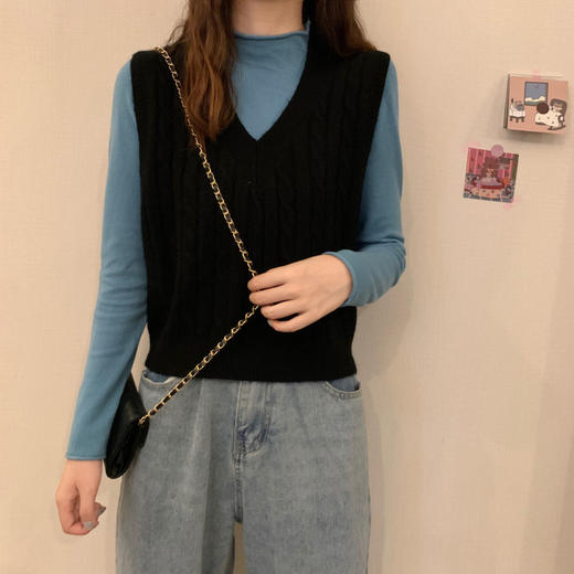 【复古港味设计风格，凸显了浓郁的怀旧情怀~！】复古港味V领，麻花针织衫马甲 2023女装秋季新款，宽松外穿薄款毛衣lm 商品图3