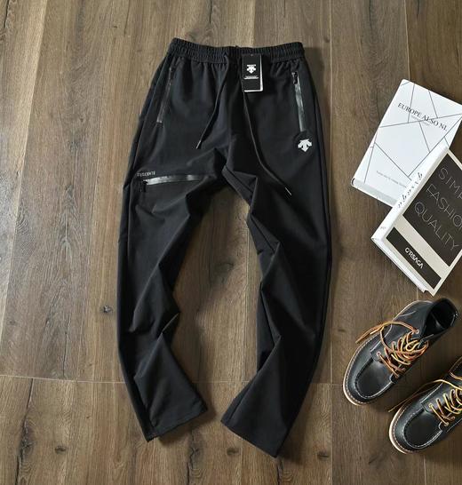 点此购买 迪桑特立体logo秋冬男子锥子版型梭织运动休闲长裤 LL 269792 商品图1