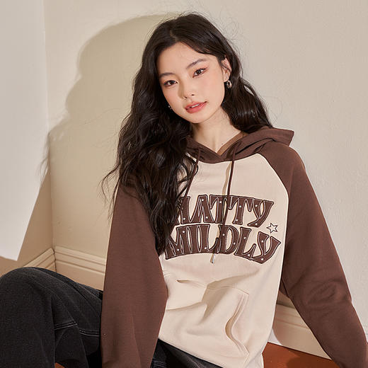 美式复古撞色卫衣女2023秋冬新款连帽插肩袖抓绒字母宽松卫衣V2332580 商品图2