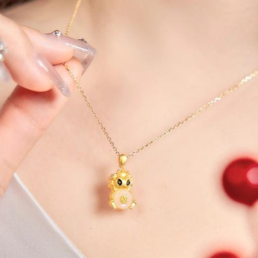 大英博物馆龙年系列 银镀金和田玉平安扣本命年生肖龙年项链首饰礼盒 商品图3