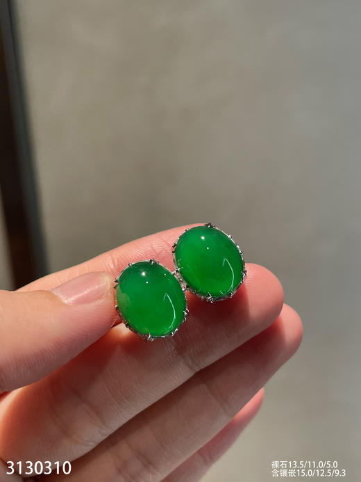 老坑艳绿蛋面耳钉【3130310】具体价格微信咨询 商品图1
