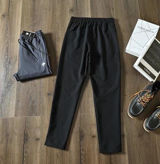 点此购买 迪桑特立体logo秋冬男子锥子版型梭织运动休闲长裤 LL 269792 商品图3