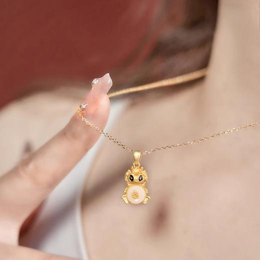 大英博物馆龙年系列 银镀金和田玉平安扣本命年生肖龙年项链首饰礼盒 商品图1