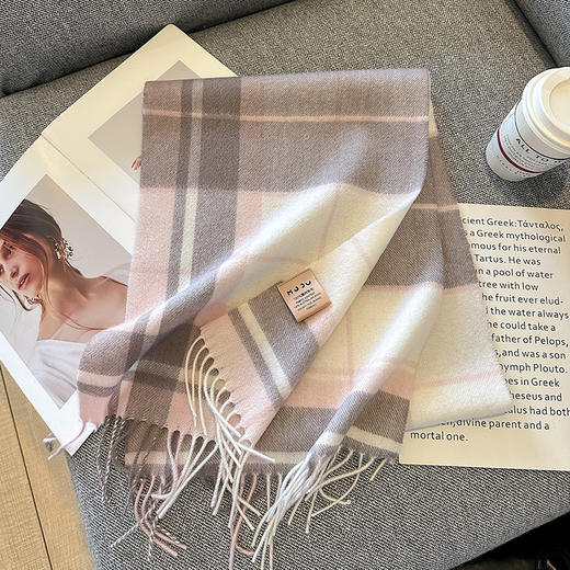 【格纹围巾❗️时尚百搭】纯羊毛格纹围巾英伦经典男女通用情侣款；冬季保暖围脖“质”和“美”的双重体验；柔软不刺肤，保暖更有型父亲节礼物新年礼盒年货礼盒 商品图14