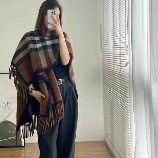 【披肩围巾两用！百搭格子】舒适保暖 面料柔软透气 让肌肤自由畅快呼吸不论手感还是体感。秋冬季百搭格子保暖披风经典爆款流苏外搭斗篷 商品图4