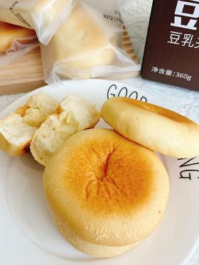 【丽熙源&若友所食】 爆浆豆乳餐包 像舒芙蕾一样松软☁️豆乳浓郁，轻轻一口就爆浆💦 ✅柔软湿润不干噎，一口气连吃三个 ✅独立包装，携带方便，随时补充能量 ✅蛋白质含量高，健康又营养