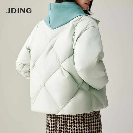 【商场同款】CJOI002 “清新短泡芙” 短款直身型晨雾绿羽绒服 轻盈软绵 温柔包裹 温暖却不厚重,适合日常通勤的时尚穿搭 商品图10