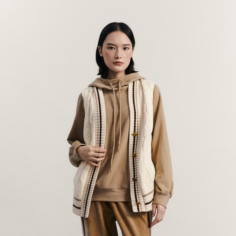 谜底毛织拼接羽绒马夹女2023冬新品学院风V领单排扣马甲234MY1470