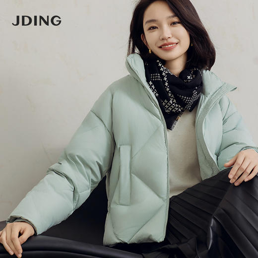 【商场同款】CJOI002 “清新短泡芙” 短款直身型晨雾绿羽绒服 轻盈软绵 温柔包裹 温暖却不厚重,适合日常通勤的时尚穿搭 商品图8