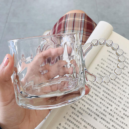 【19.9优惠两个装！珍珠把手玻璃杯】独特纹理  晶莹剔透；波光粼粼 杯口圆润光滑；水杯极光镭射啤酒杯家用咖啡杯 商品图8