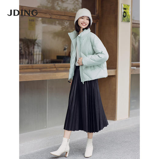 【商场同款】CJOI002 “清新短泡芙” 短款直身型晨雾绿羽绒服 轻盈软绵 温柔包裹 温暖却不厚重,适合日常通勤的时尚穿搭 商品图7