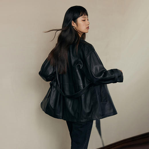 IN AND ON2023新款绵羊皮大翻领外套女中长款收腰女皮衣外套52547 商品图2