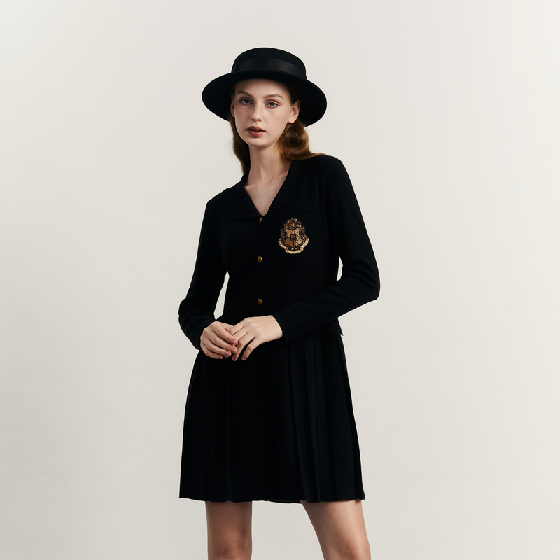 谜底针织连衣裙女2023冬新品英伦风时尚刺绣修身中长裙234MZ1857