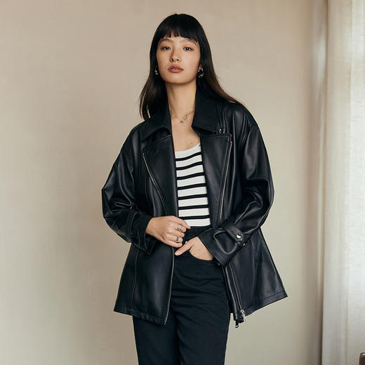 IN AND ON2023新款绵羊皮大翻领外套女中长款收腰女皮衣外套52547 商品图4