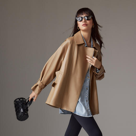 IN AND ON2023新款绵羊皮大翻领外套女中长款收腰女皮衣外套52547 商品图5