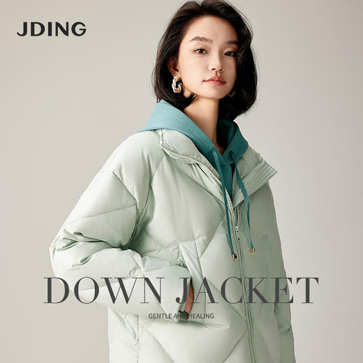 【商场同款】CJOI002 “清新短泡芙” 短款直身型晨雾绿羽绒服 轻盈软绵 温柔包裹 温暖却不厚重,适合日常通勤的时尚穿搭 商品图2