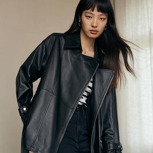 IN AND ON2023新款绵羊皮大翻领外套女中长款收腰女皮衣外套52547 商品图3