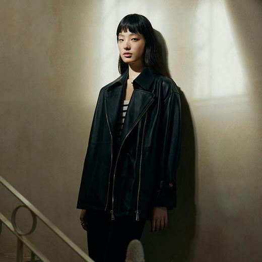 IN AND ON2023新款绵羊皮大翻领外套女中长款收腰女皮衣外套52547 商品图6