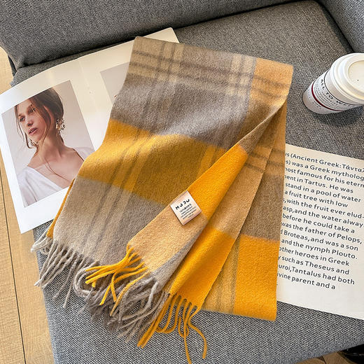 【格纹围巾❗️时尚百搭】纯羊毛格纹围巾英伦经典男女通用情侣款；冬季保暖围脖“质”和“美”的双重体验；柔软不刺肤，保暖更有型父亲节礼物新年礼盒年货礼盒 商品图10