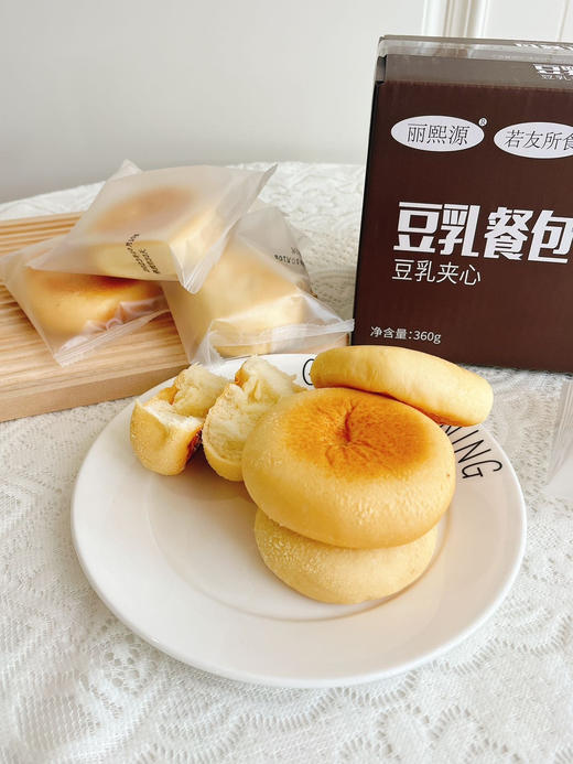 【丽熙源&若友所食】 爆浆豆乳餐包 像舒芙蕾一样松软☁️豆乳浓郁，轻轻一口就爆浆💦 ✅柔软湿润不干噎，一口气连吃三个 ✅独立包装，携带方便，随时补充能量 ✅蛋白质含量高，健康又营养 商品图1