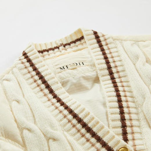 谜底毛织拼接羽绒马夹女2023冬新品学院风V领单排扣马甲234MY1470 商品图3