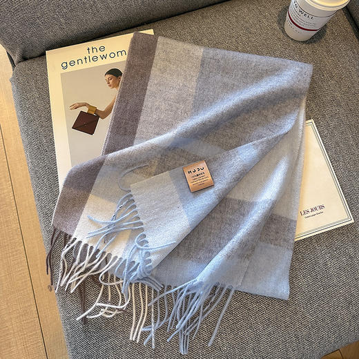 【格纹围巾❗️时尚百搭】纯羊毛格纹围巾英伦经典男女通用情侣款；冬季保暖围脖“质”和“美”的双重体验；柔软不刺肤，保暖更有型父亲节礼物新年礼盒年货礼盒 商品图9