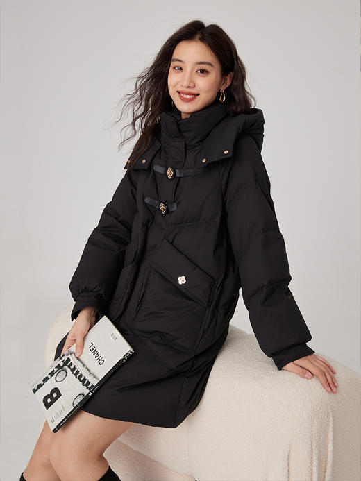 【年终特卖】熙世界冬季羽绒服女款2025年新款皮扣中长款鸭绒保暖防风连帽外套 商品图6