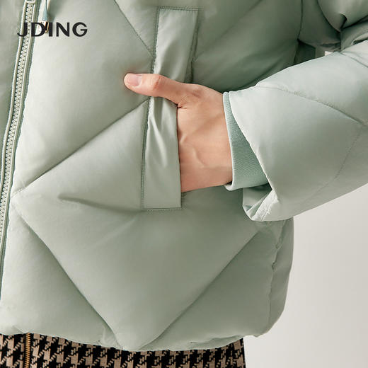 【商场同款】CJOI002 “清新短泡芙” 短款直身型晨雾绿羽绒服 轻盈软绵 温柔包裹 温暖却不厚重,适合日常通勤的时尚穿搭 商品图6