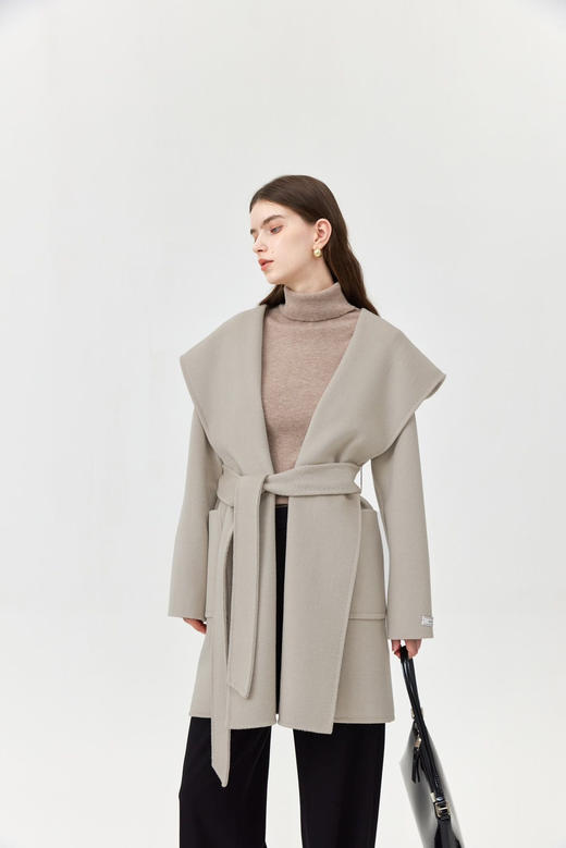 专柜销量遥遥领先 1比1还原的平替版短款大衣来啦💯连帽设计很慵懒且时尚💯简约且大方 超低价💰359‼️7天无理由退换💯抢到就是赚到😭 商品图5