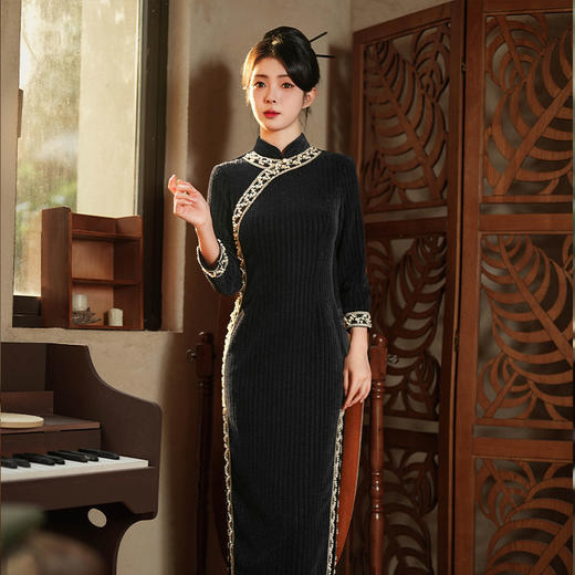 ML3215深海蓝秋冬旗袍长款雪尼尔手工钉珠旗袍单层新款日常复古旗袍 商品图3