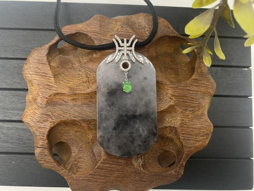 18k镶翡翠乌鸡吊坠 商品图0