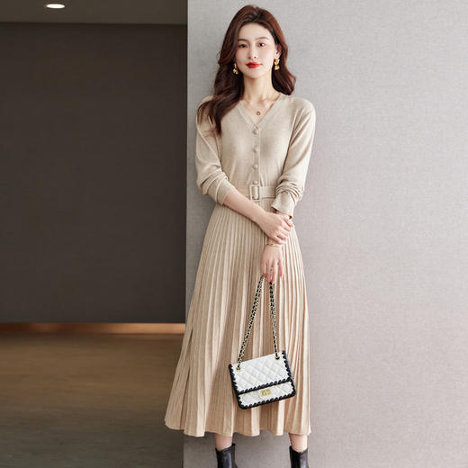 CC-QL-W8337法式气质V领针织连衣裙女秋冬内搭收腰显瘦过膝百褶裙打底中长裙 商品图0