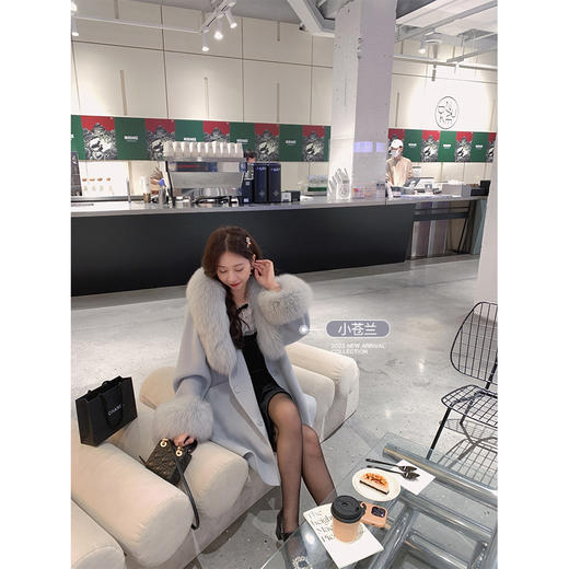 微瑕疵  可退换邮费需自理 金蘑菇菇 黑标 小鹿斑比 /  新年的娇贵氛围～嗲甜系狐狸毛领大衣 商品图3