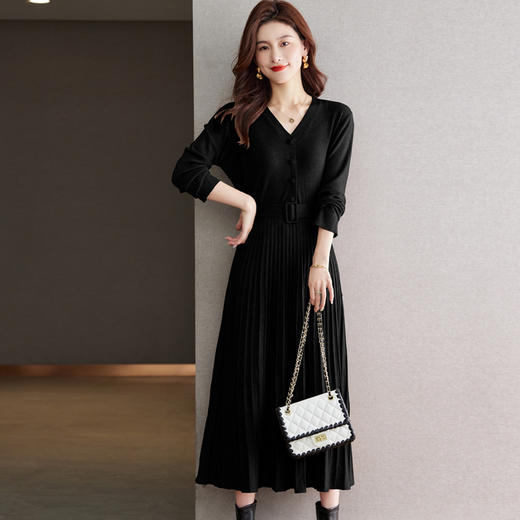 CC-QL-W8337法式气质V领针织连衣裙女秋冬内搭收腰显瘦过膝百褶裙打底中长裙 商品图1