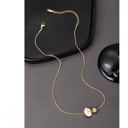 【包邮】Oflye潮流饰品 天然巴洛克珍珠项链女小众轻奢金色颈链气质小圆球锁骨链 商品图3