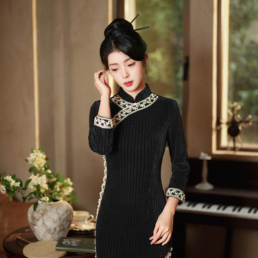 ML3215深海蓝秋冬旗袍长款雪尼尔手工钉珠旗袍单层新款日常复古旗袍 商品图1