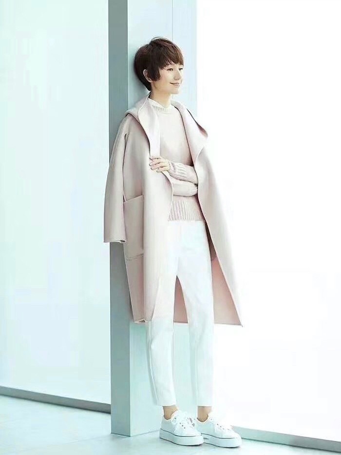 专柜销量遥遥领先 1比1还原的平替版短款大衣来啦💯连帽设计很慵懒且时尚💯简约且大方 超低价💰359‼️7天无理由退换💯抢到就是赚到😭